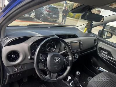 Usata Toyota Yaris 90 CV (66 kW) 2017 Blu Berlina