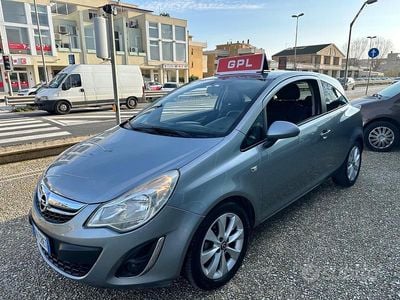 Usata Opel Corsa 85 CV (62 kW) 2012 Grigio Utilitaria