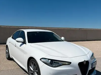 Usata Alfa Romeo Giulia Super 180 CV (132 kW) 2017 Bianco Berlina