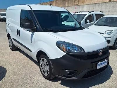 Usata Fiat Doblò Lounge 105 CV (77 kW) 2021 Bianco Monovolume
