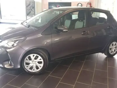 Usata Toyota Yaris Active 72 CV (52 kW) 2019 Grigio Berlina