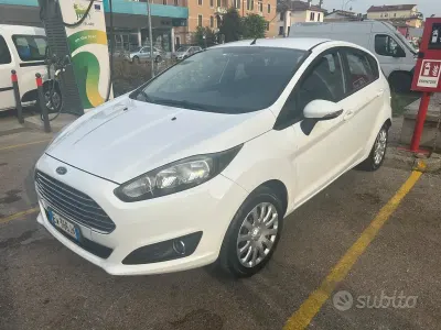 Begagnad Ford Fiesta Titanium 80 HK (58 kW) 2014 Vit Halvkombi