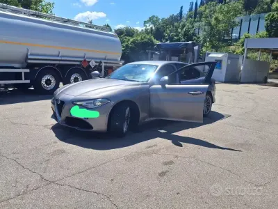 Usata Alfa Romeo Giulia 150 CV (110 kW) 2018 Grigio Berlina