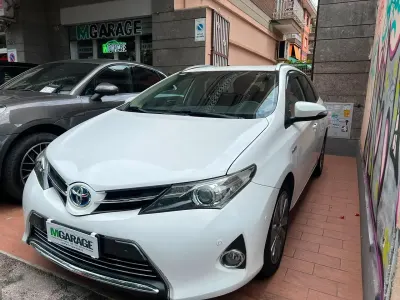 Usata Toyota Auris Hybrid Lounge 99 CV (72 kW) 2015 Bianco Station wagon