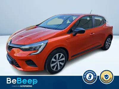 Usata Renault Clio V Life 67 CV (49 kW) 2023 Arancione metallizzato Berlina