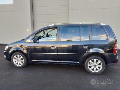 Käytetty VW Touran 105 HP (77 kW) 2008 Musta Tila-auto