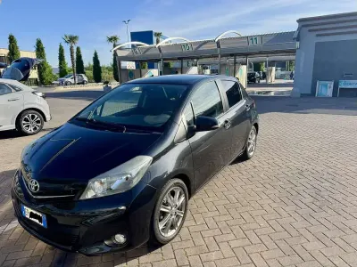 Usata Toyota Yaris Lounge 99 CV (72 kW) 2013 Nero Utilitaria