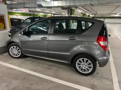 Usata Mercedes A180 109 CV (80 kW) 2011 Grigio Utilitaria