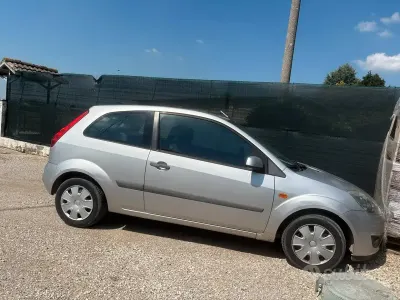 Usata Ford Fiesta 75 CV (55 kW) 2006 Grigio Utilitaria