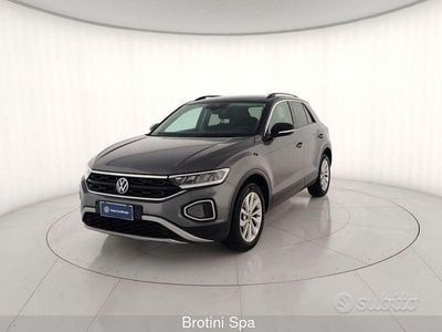 Usata VW T-Roc Life 150 CV (110 kW) 2022 Grigio metallizzato SUV
