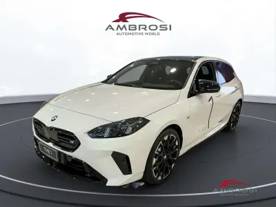 Nuova BMW M135 M Sport 300 CV (220 kW) 2025 Alpin white patello Utilitaria