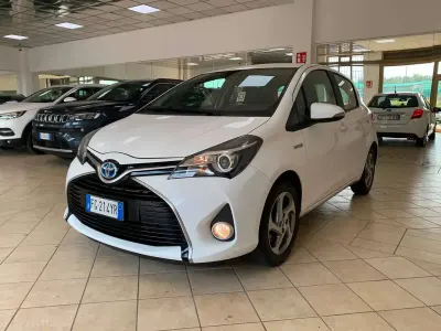 Usata Toyota Yaris Hybrid Business Edition 73 CV (53 kW) 2016 Bianco Berlina
