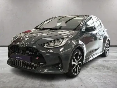 Usata Toyota Yaris Hybrid Sport 131 CV (96 kW) 2025 Grigio Berlina
