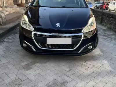 Usata Peugeot 208 Allure 75 CV (55 kW) 2017 Blu Utilitaria