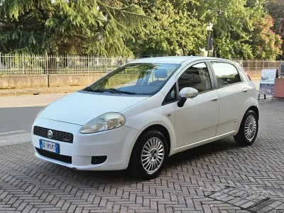 Usata Fiat Grande Punto Dynamic 75 CV (55 kW) 2006 Bianco Utilitaria