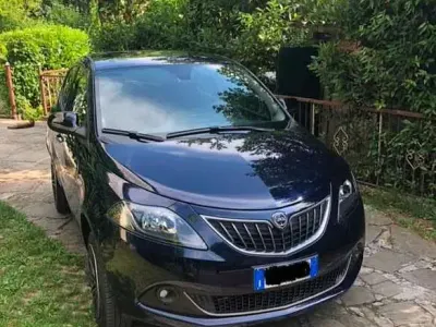 Usata Lancia Ypsilon Gold 71 CV (52 kW) 2021 Blu/azzurro Utilitaria
