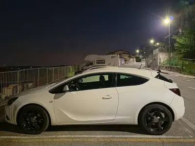 Usata Opel Astra GTC Cosmo 110 CV (80 kW) 2013 Berlina