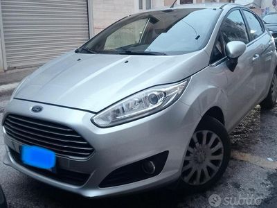 Usata Ford Fiesta 75 CV (55 kW) 2013 Grigio Utilitaria
