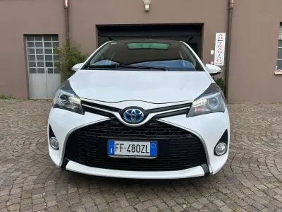 Begagnad Toyota Yaris Hybrid Edition 73 HK (53 kW) 2016 Vit Sedan