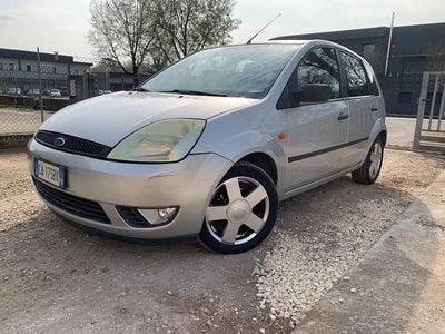 Usata Ford Fiesta Zetec 80 CV (58 kW) 2002 Grigio Utilitaria