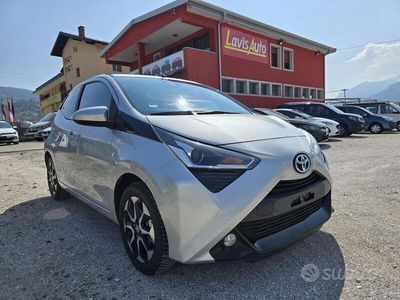 Usata Toyota Aygo Connect Style 72 CV (52 kW) 2021 Argento Utilitaria