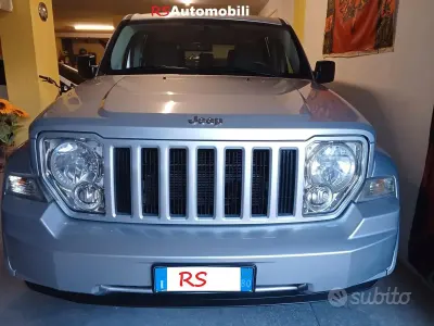 Usata Jeep Cherokee Sport 177 CV (130 kW) 2009 Grigio SUV