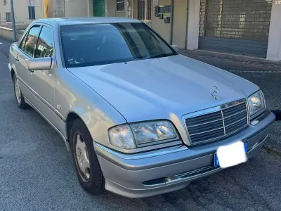 Usata Mercedes C200 Elegance 102 CV (75 kW) 1999 Argento Berlina