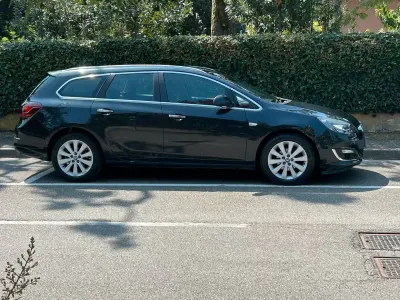 Usata Opel Astra 90 CV (66 kW) 2013 Nero Station wagon