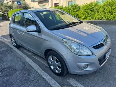 Usata Hyundai i20 Edition 77 CV (56 kW) 2012 Argento Utilitaria