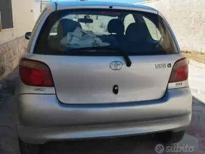 Usata Toyota Yaris 68 CV (50 kW) 2000 Grigio Utilitaria