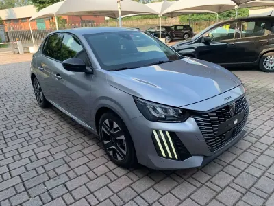 Usata Peugeot 208 Allure 101 CV (74 kW) 2025 Grigio artense Utilitaria