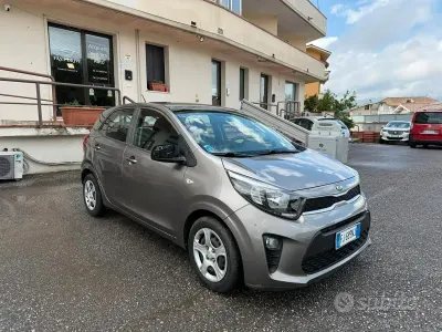Usado Kia Picanto City 67 CV (49 kW) 2017 Gris Utilitario
