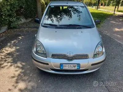 Usata Toyota Yaris 68 CV (50 kW) 2001 Grigio Berlina