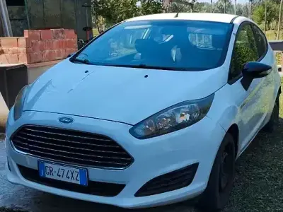 Usata Ford Fiesta 97 CV (71 kW) 2013 Bianco Berlina