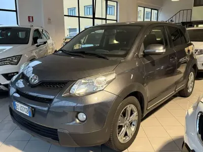 Usata Toyota Urban Cruiser Luxury 90 CV (66 kW) 2010 Grigio Utilitaria