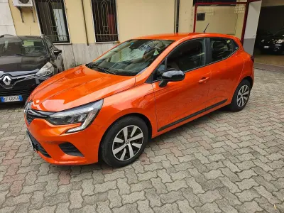 Begagnad Renault Clio V Intens 67 HK (49 kW) 2023 Orange Sedan