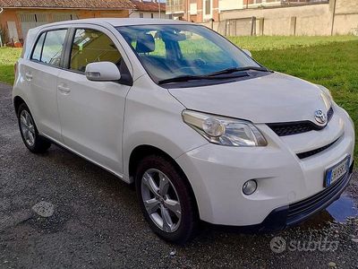 Usata Toyota Urban Cruiser Luxury 90 CV (66 kW) 2011 Bianco Utilitaria