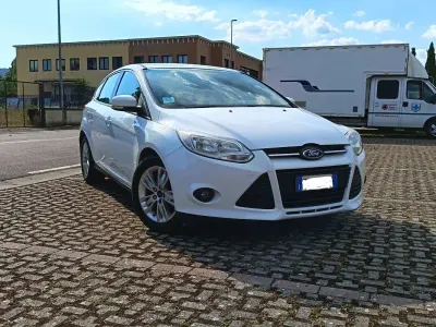 Usata Ford Focus 116 CV (85 kW) 2011 Bianco Berlina