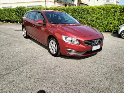 Usata Volvo V60 R-Design 115 CV (84 kW) 2015 Rosso Station wagon