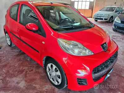 Usata Peugeot 107 Access 68 CV (50 kW) 2011 Rosso Utilitaria