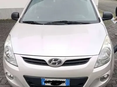 Usata Hyundai i20 Comfort 77 CV (56 kW) 2010 Grigio Utilitaria