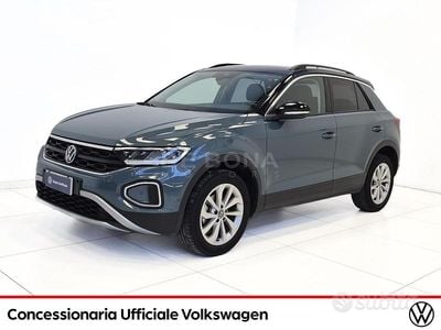 Begagnad VW T-Roc Life 110 HK (80 kW) 2023 Petrolio SUV