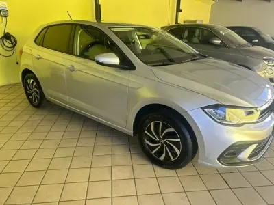 Usata VW Polo R-line 95 CV (69 kW) 2023 Grigio Utilitaria
