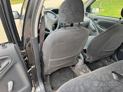 Usata Toyota Yaris 68 CV (50 kW) 2002 Nero Utilitaria