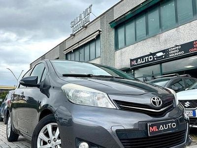 Begagnad Toyota Yaris Lounge 69 HK (50 kW) 2012 Grå Halvkombi