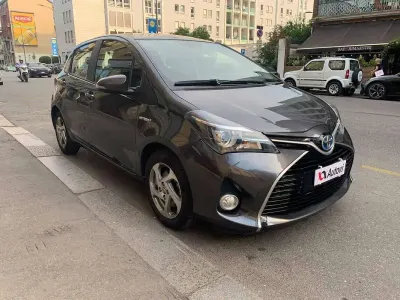 Usata Toyota Yaris Hybrid Active 75 CV (55 kW) 2016 Grigio Berlina