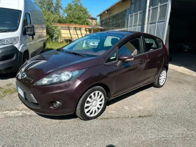 Usata Ford Fiesta Titanium 68 CV (50 kW) 2010 Viola Berlina