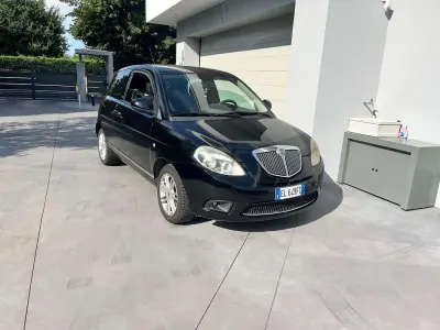 Usata Lancia Ypsilon 69 CV (50 kW) 2011 Nero Utilitaria