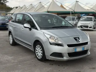 Usado Peugeot 5008 112 CV (82 kW) 2011 Plateado Monovolumen