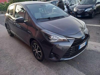 Usata Toyota Yaris Hybrid Active 73 CV (53 kW) 2018 Grigio Berlina